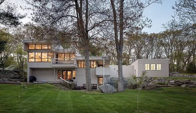 Sunny, spacious West Coast style house w/movie room