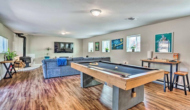 Sunset Cabin, King beds, pool table, games, family friendly. Pet friendly.