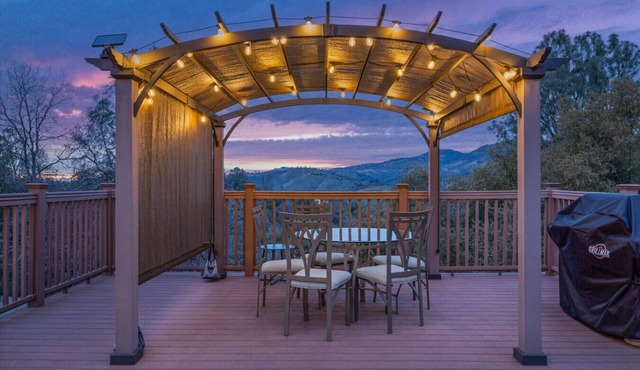 Sunset Lookout Mountain villa, Meadows, Gazebo