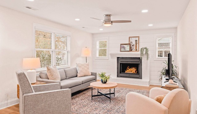 Sunshine Vibes - Coastal Home close to Front St and Local Beaches