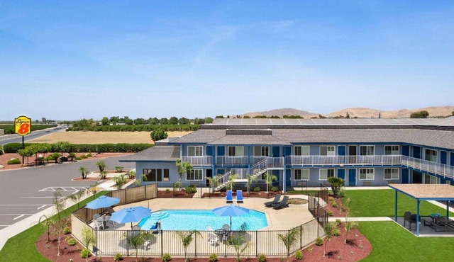 Super 8 by Wyndham Lindsay Olive Tree