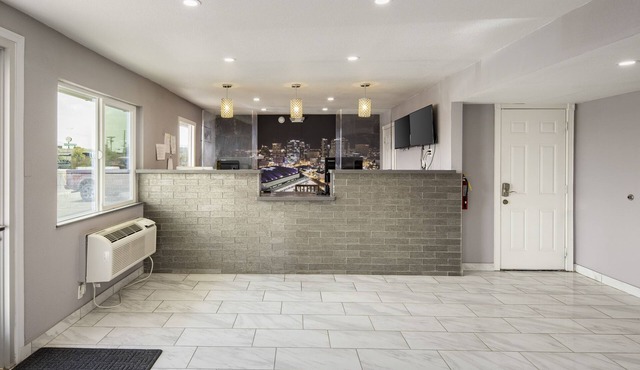 Super 8 by Wyndham Phoenix West