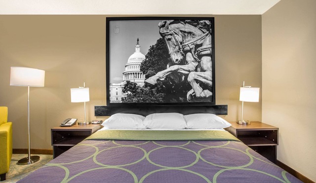 Super 8 by Wyndham Waldorf