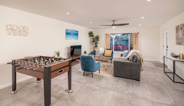 Super Fun Home in Heart of Old Town , Clean, Pool, Games, Awesome Backyard!