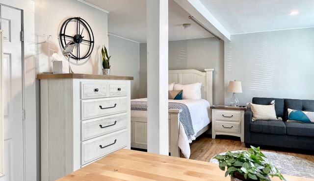 Super-Walkable Downtown Studio