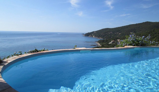 Superb 2/4-person apartment in swimming pool villa with panoramic sea view