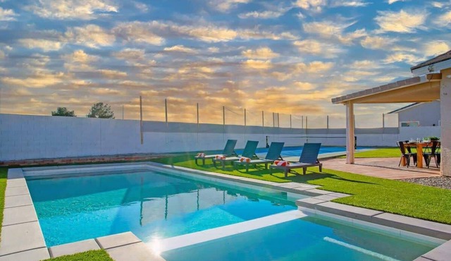 Supreme 5BDR Oasis w/Pool,Pickle Ball,Golf & More!