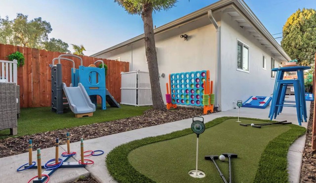 Surfin’Pickleball Central Family Stay, Yard, Games