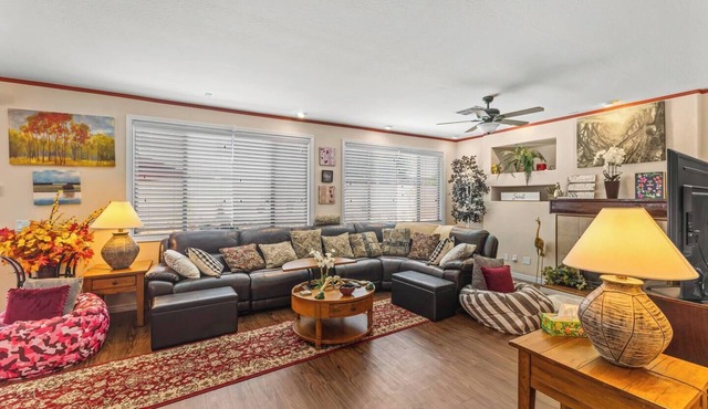 Surprise Oasis, Pool, Gym & Workspace, King Bed, Sleeps 6