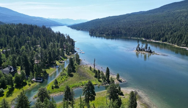 Swan Lake Chalet and Guest House