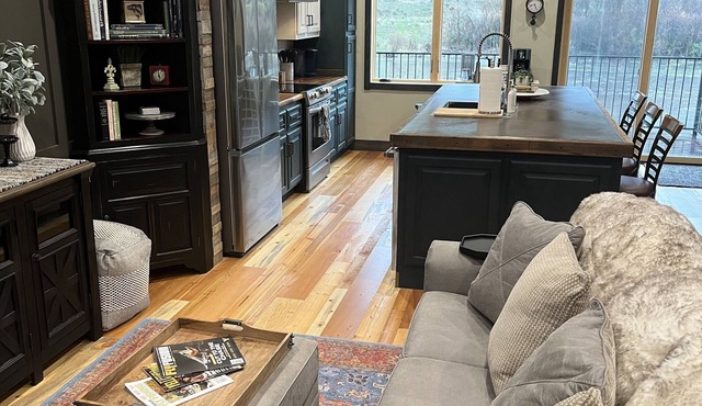 Swan Valley Modern Vintage Bayhome. Awesome view of Rainey Creek. Sleeps 5.