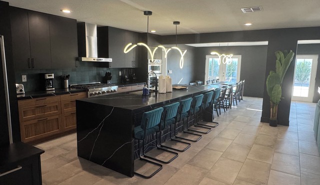 Swanky Villa Luxury 8BR 12 Kings Pool & Spa