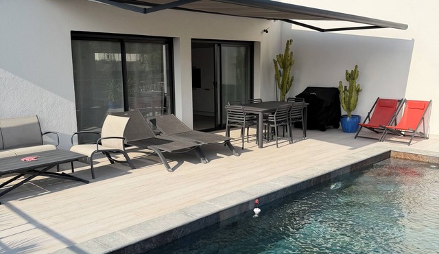 Swimming pool villa in Figari between sea and mountains