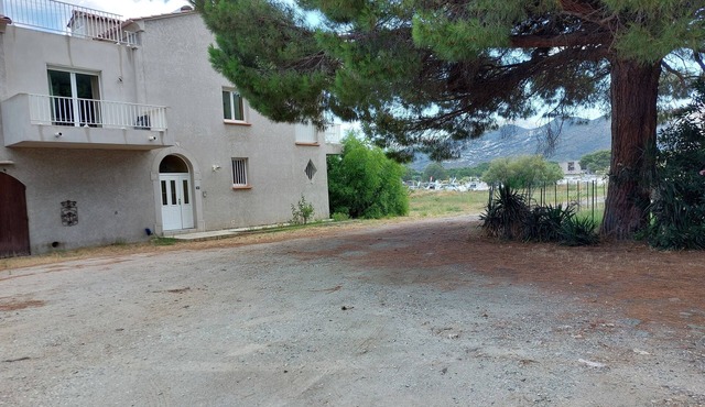 T3, in house 3 min from the beach, 5mn from the village on foot, very quiet.