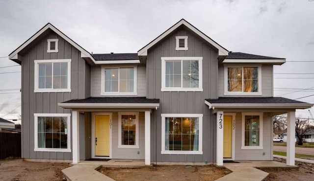 Team & Family Retreat | Dual Duplex | Sleeps 20 Near I-84