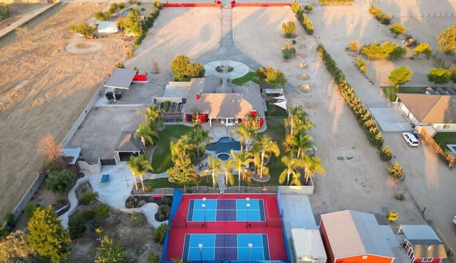 Tennis Courts | Pool | 6 beds | Fire Pit