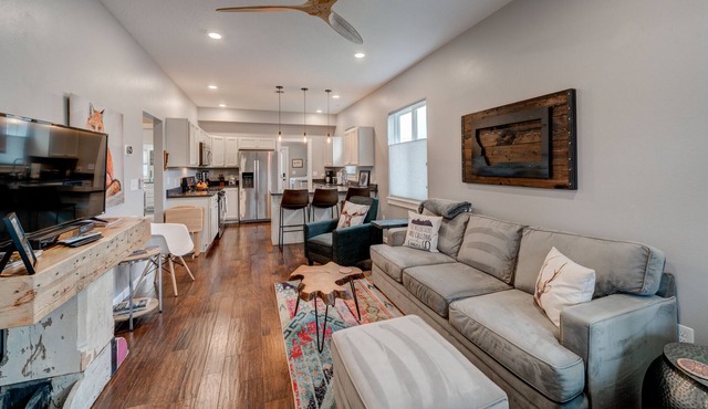 The 1400 House. Fully Remodeled and Spotless. 3bed / 2 bath - Cable/WiFi/AC