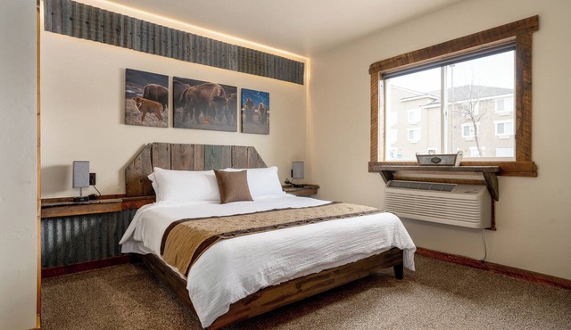 The Adventure Inn Yellowstone- Continental Divide Suite, 2BR retreat just 1 minute from Yellowstone!