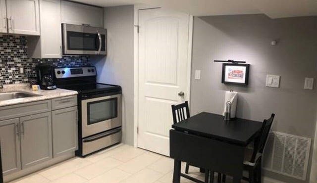 The Bangor D.C., Cozy Basement Apartment w/Kitchen
