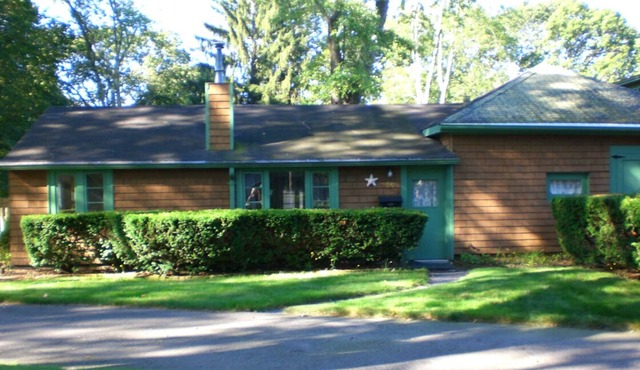 The Barrington Cottage -all on one level! Your home away from home.