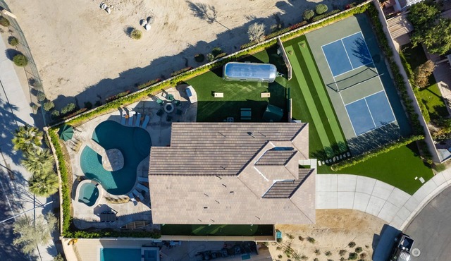 The Camp - Private pickleball court and pool close to festivals/golf