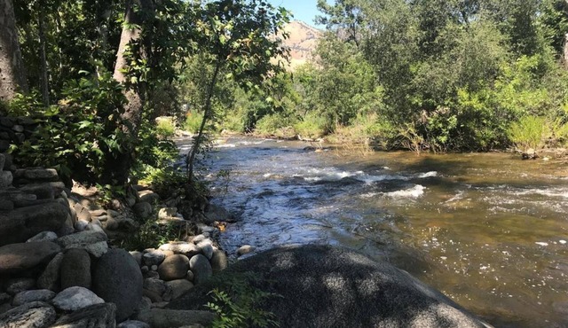 "The Clouds River Villa " - Water front paradise 7 miles from Sequoias Gate