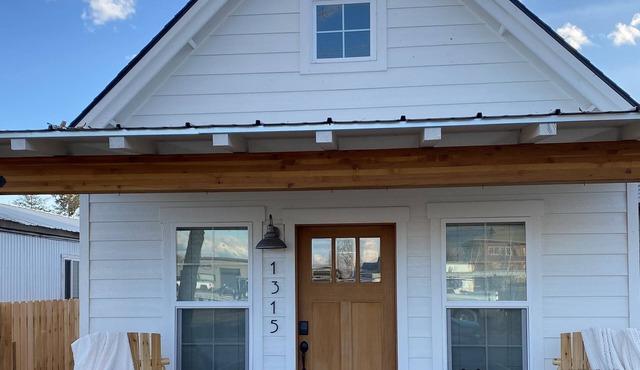 The Comfy Bear Cottage! Beautiful 2 bed/1bath home minutes from skiing and lake.