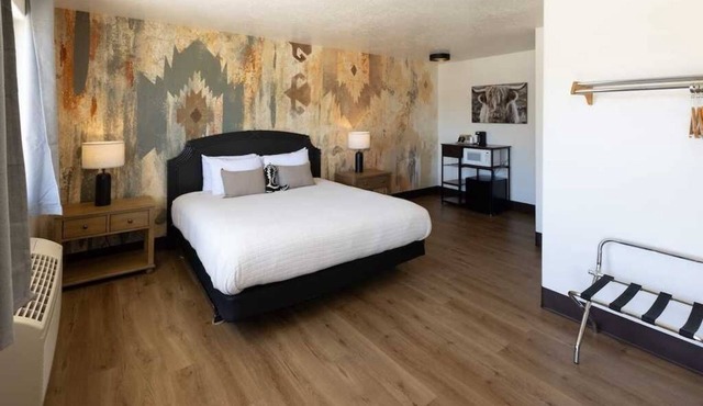 The Golden Spur Hotel - King Bed - Western Themed