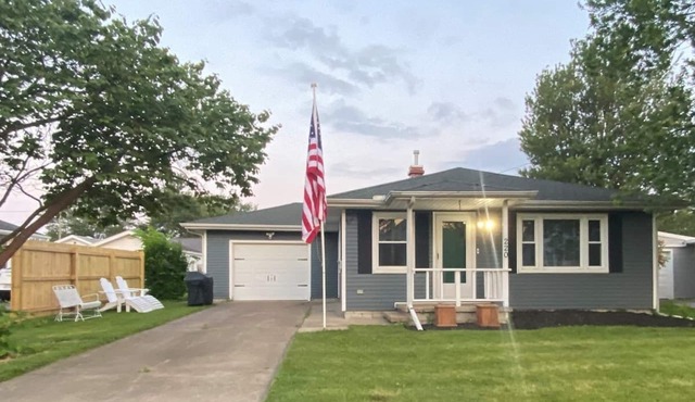 The Great Lake Escape 1 mile to downtown/Walk 2 Beach/Pool Pass Included !