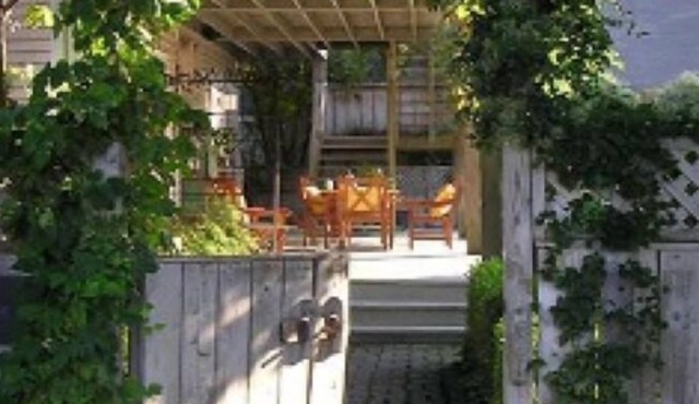 The Guesthouse West Side - Walking distance to the best Perrysburg has to offer!