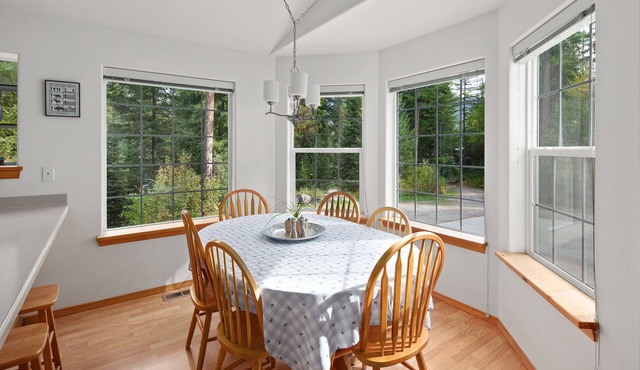 The Hillside House, 8 miles to Glacier National Park has May promotions!
