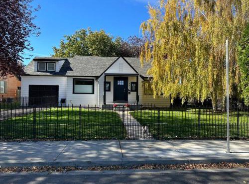 The Kimball House/pet friendly/fully fenced