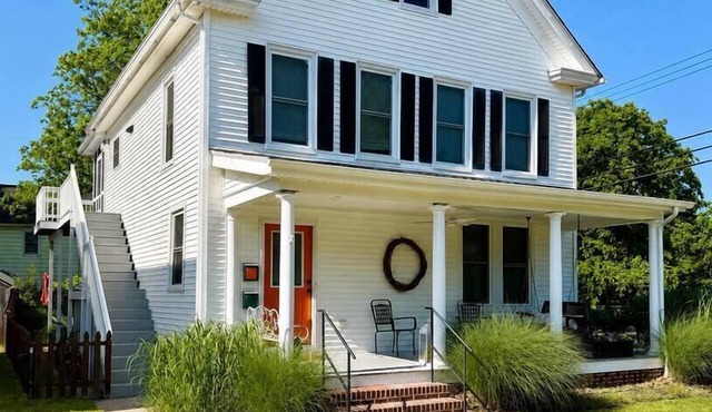 The Little Retreat Unit B - Walk to Shops & Beach