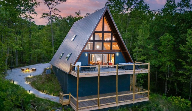 The Majestic Dragonfly Inn, overlooking Daniel Boone National Forest