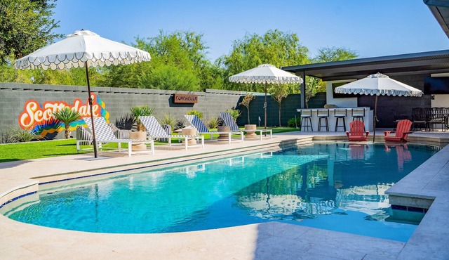 The Oasis: Luxe Heated Pool | Big Backyard | Outdoor Bar & BBQ for Large Groups