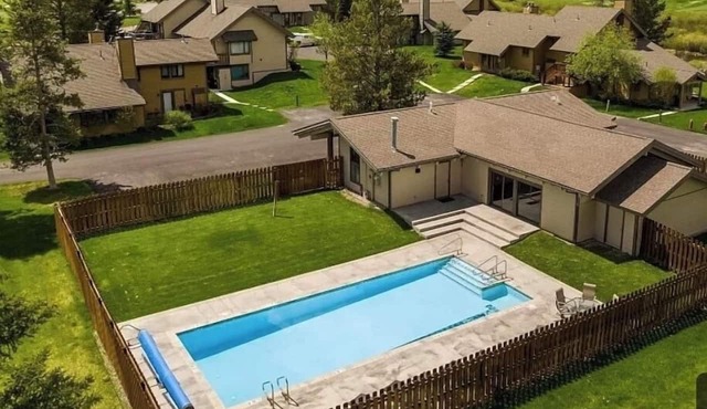 The Otter: Big Sky seasonal pool, hot tub, golf course,space for everyone!