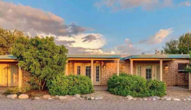 The Outpost! 5-Bedroom Ranch with Donkeys!