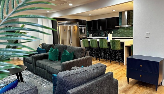 The Peacock Inn LV - 8 Bdr 4 Bth 14 Beds, Free Spa Heat, WiFi