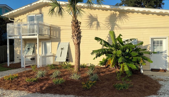 The Pineapple Cottage Condo - Waterfront living on Chimney Creek