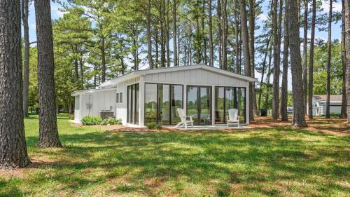 The Porter's Barn - fancy little waterfront home with deep-water boat dock and firepit