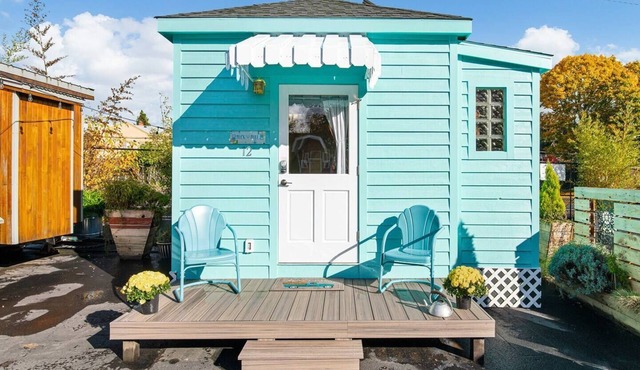 The Rock n Roll - Custom Tiny Home w/1950's Vibe