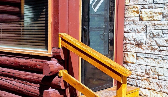 The Yellowstone Cabin 126: Master Suite Indulgence