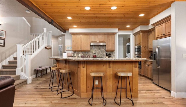 This condominium is a 3 bedroom(s), 2.5 bathrooms, located in Shaver Lake, CA.