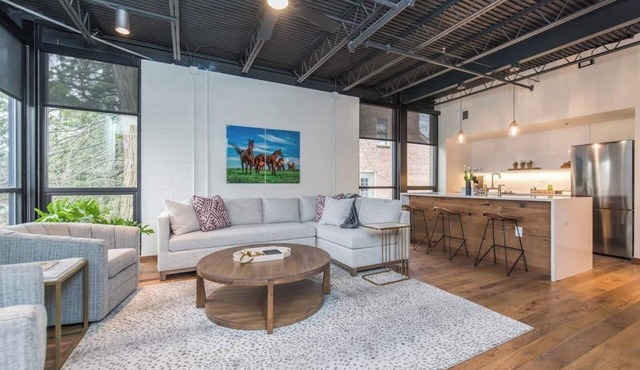This serviced apartment is a 2 bedroom(s), 2 bathrooms, located in Lexington, KY.
