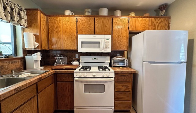 This studio is a 1 bedroom(s), 1 bathrooms, located in Exeter, CA.
