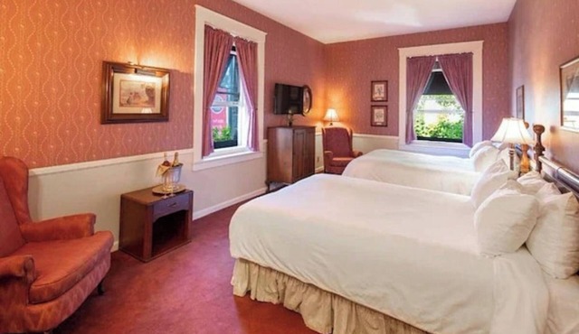 Timeless Elegance in Santa Rosa – Perfect Tranquil Base for Wine Country Trips