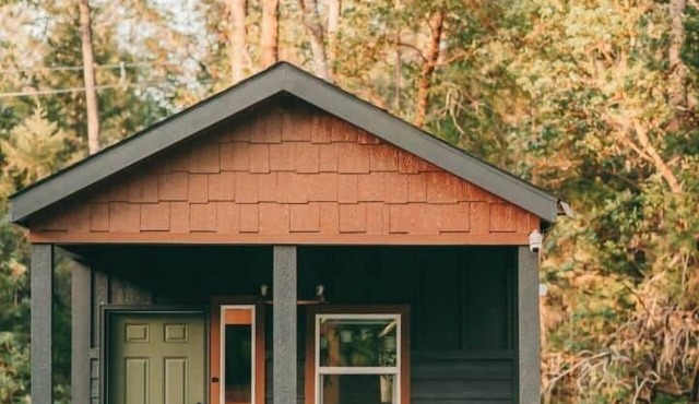 Tiny Cabin Retreat w/Hot Tub & Alpacas Rescue