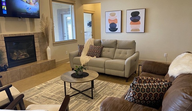 TJ Rancher home, private yard, king beds, 2.5 bath