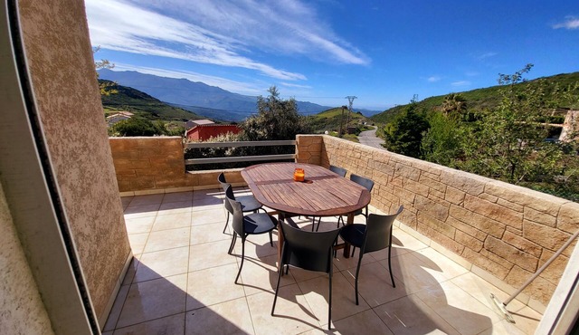 Top of villa 170m2, large terrace, quiet in the countryside.