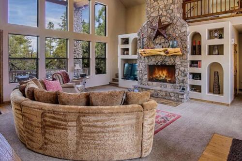 Torreon Family Cabin Large Decks and Open Floorplan